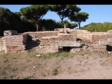 00178 ostia - regio v - insula xvii - ninfeo su piazzale della vittoria (v,xvii,2) - nymphaeum (2) - ostseite - 09-2022.jpg